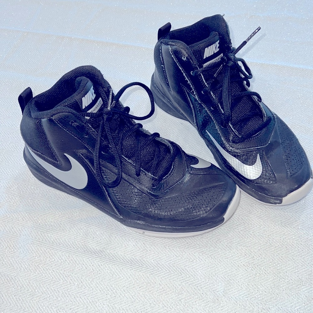 Nike Team Hustle D7 Basketball Shoes